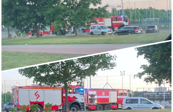 Jonavos sporto centro aikštelėje degė automobilis