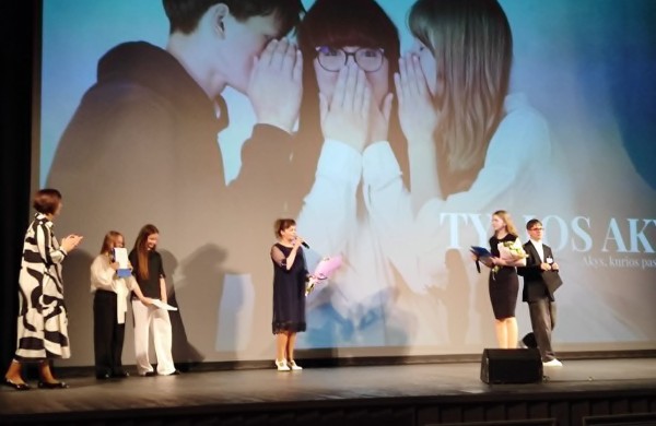 Pusmečio darbas virto triumfu: Jonavos kultūros centre sužibo filmo „Tylios akys“ premjera