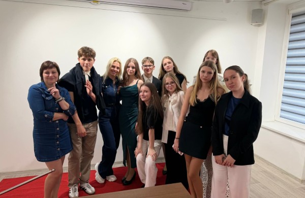 Pusmečio darbas virto triumfu: Jonavos kultūros centre sužibo filmo „Tylios akys“ premjera