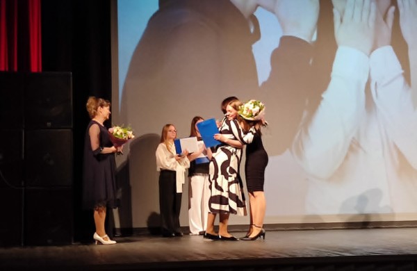 Pusmečio darbas virto triumfu: Jonavos kultūros centre sužibo filmo „Tylios akys“ premjera