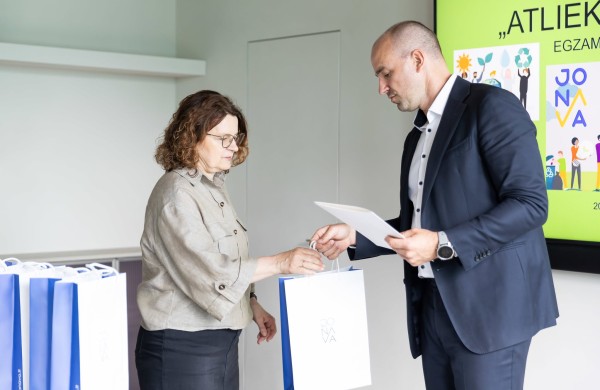 Savivaldybėje pasveikinti geriausiai „Atliekų kultūros“ egzamine pasirodę jonaviečiai