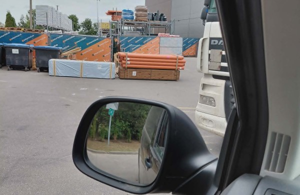 Jonavietė skundžiasi dėl „Ermitažo“ kaimynystėje kylančių nepatogumų: bendrovė žada atkreipti dėmesį
