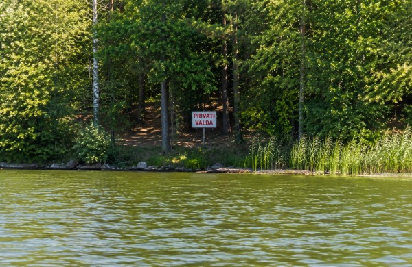 „Privati valda“ prie ežero dar nereiškia draudimo: NŽT priminė, kokias teises turi visi gyventojai