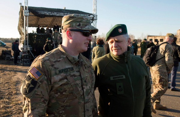 NATO šalių ambasadoriai Rukloje aptarė NATO buvimo didinimą rytinėje Aljanso dalyje 