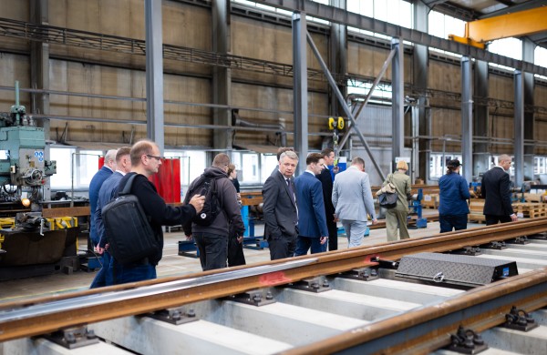 Jonava pasitinka naują „Rail Baltica“ etapą: į rajoną atkeliaus Lietuvoje pagaminti iešmai