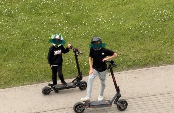 Vaizdo įrašas Jonavoje kelia nerimą: elektriniai paspirtukai važiuoja gatvės viduriu - gyventojai įspėja apie galimą tragediją