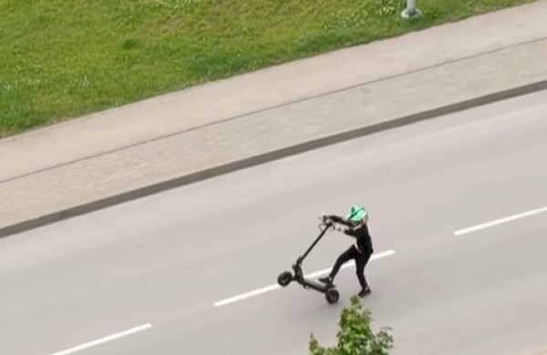 Vaizdo įrašas Jonavoje kelia nerimą: elektriniai paspirtukai važiuoja gatvės viduriu - gyventojai įspėja apie galimą tragediją