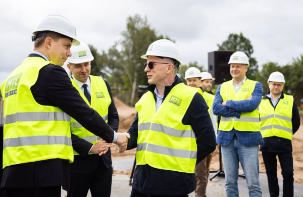 Jonavoje įkasta „Miko ir Tado leidyklos“ laiko kapsulė – iškils moderni kartono pakuočių gamykla