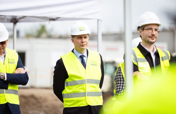 Jonavoje įkasta „Miko ir Tado leidyklos“ laiko kapsulė – iškils moderni kartono pakuočių gamykla