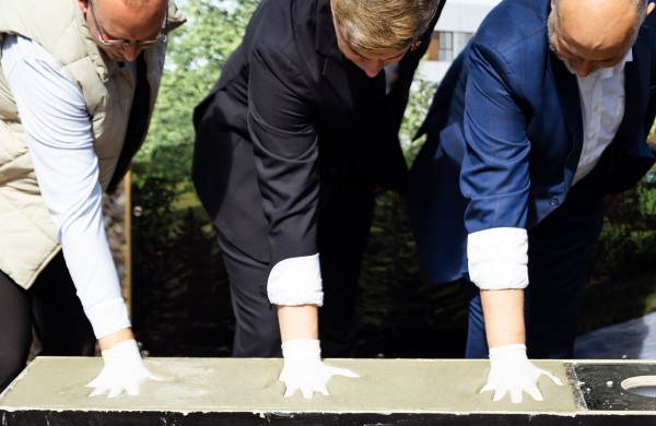 Užusaliuose pradedamos naujų slaugos namų statybos: įkasta kapsulė ateities kartoms