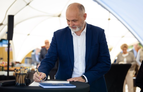 Užusaliuose pradedamos naujų slaugos namų statybos: įkasta kapsulė ateities kartoms