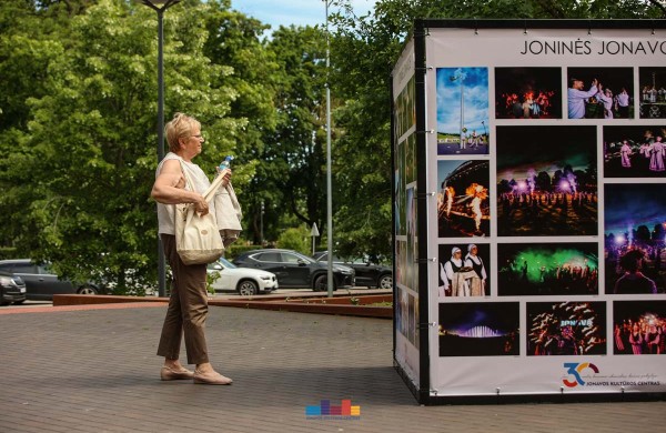 Prie Jonavos kultūros centro atidaryta 30-mečio paroda