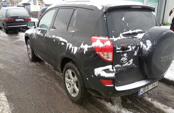 Naktį pavogtas brangus TOYOTA automobilis, jonaviečiai prašo visuomenės pagalbos