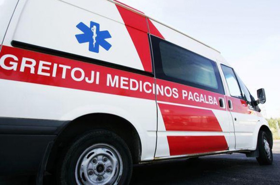 Ugniagesiai gelbėtojai padėjo medikams patekti pas sunegalavusią moterį 