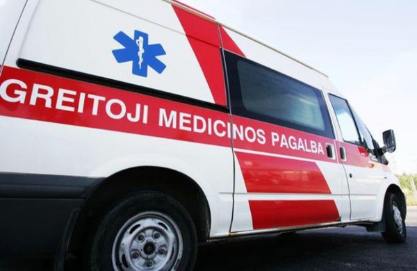 Ugniagesiai gelbėtojai padėjo medikams patekti pas sunegalavusią moterį 