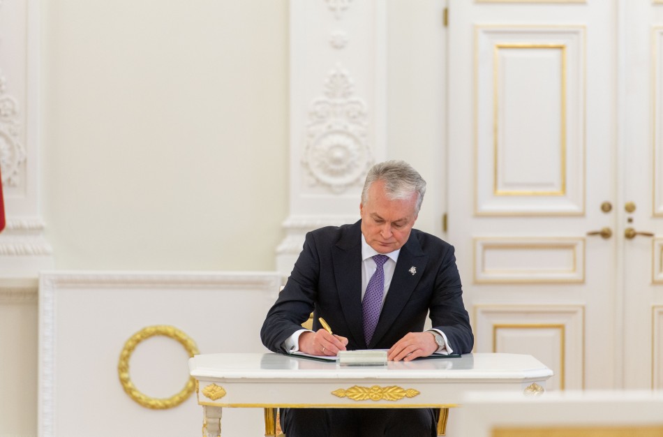 Prezidentas pavedė Vyriausybei laikinai eiti pareigas