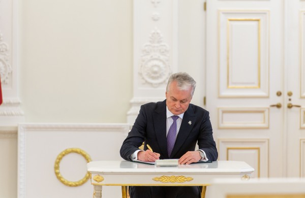Prezidentas pavedė Vyriausybei laikinai eiti pareigas