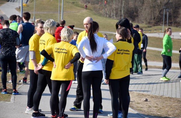 Aplink tvenkinius ratus suko ir ilgų nuotolių bėgikai