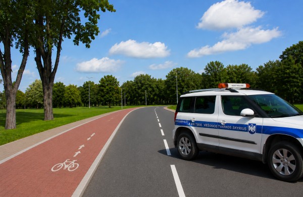Savivaldybių viešosios tvarkos pareigūnams siūloma suteikti įgaliojimus kontroliuoti dviračių bei elektrinių mikrojudumo priemonių eismą