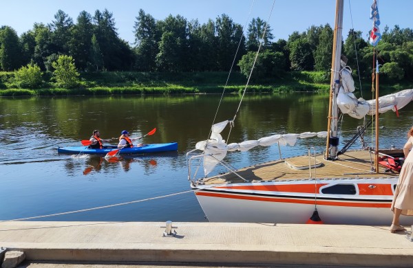 Jonava sako „švartuokitės!“ - Neries krantinėje atidaryta mažųjų laivų prieplauka