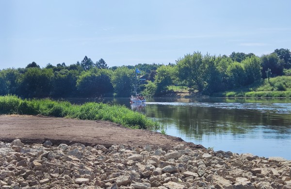 Jonava sako „švartuokitės!“ - Neries krantinėje atidaryta mažųjų laivų prieplauka