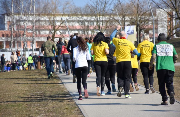 Aplink tvenkinius ratus suko ir ilgų nuotolių bėgikai