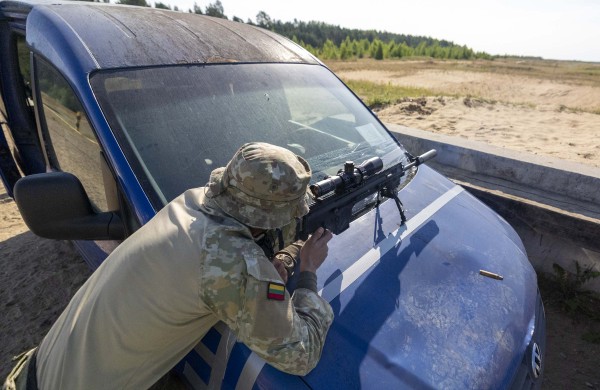 NATO šalių snaiperiai Gaižiūnų poligone varžosi dėl taikliausiojo titulo