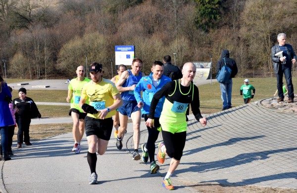 Aplink tvenkinius ratus suko ir ilgų nuotolių bėgikai