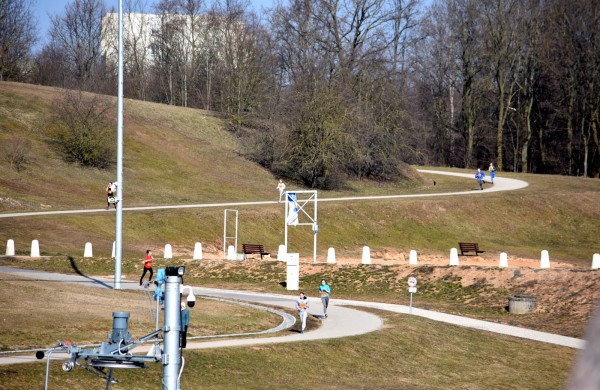 Aplink tvenkinius ratus suko ir ilgų nuotolių bėgikai