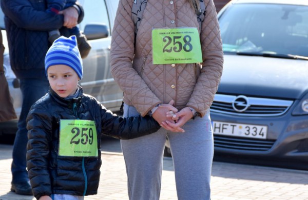 Aplink tvenkinius ratus suko ir ilgų nuotolių bėgikai