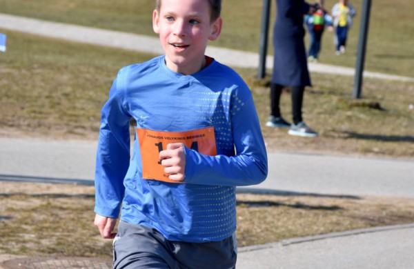 Aplink tvenkinius ratus suko ir ilgų nuotolių bėgikai