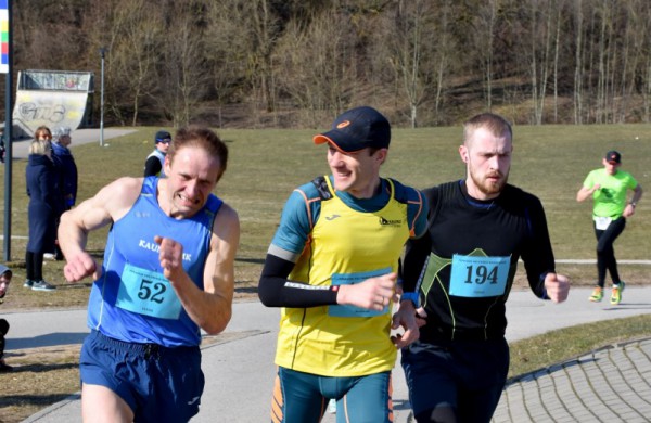 Aplink tvenkinius ratus suko ir ilgų nuotolių bėgikai