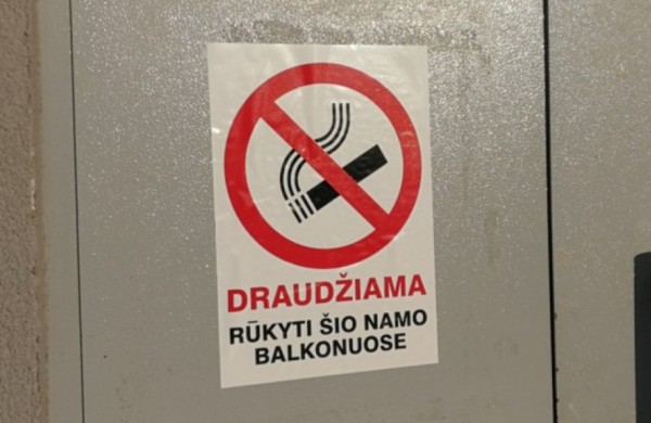 Sugrįžo prašymai dėl draudimų rūkyti Jonavos daugiabučių balkonuose