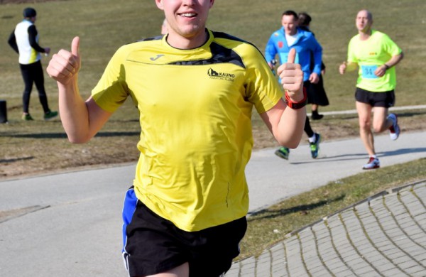 Aplink tvenkinius ratus suko ir ilgų nuotolių bėgikai