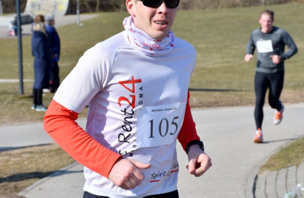 Aplink tvenkinius ratus suko ir ilgų nuotolių bėgikai