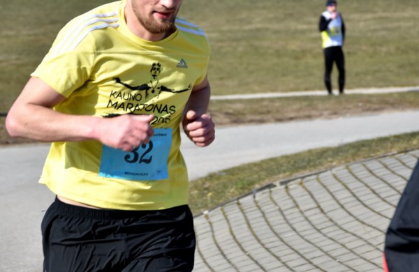 Aplink tvenkinius ratus suko ir ilgų nuotolių bėgikai