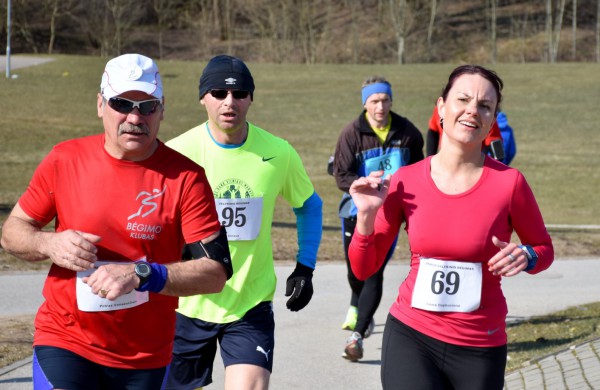 Aplink tvenkinius ratus suko ir ilgų nuotolių bėgikai