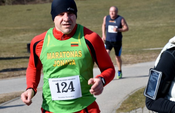 Aplink tvenkinius ratus suko ir ilgų nuotolių bėgikai