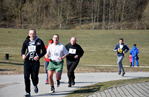 Aplink tvenkinius ratus suko ir ilgų nuotolių bėgikai