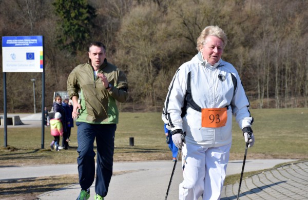 Aplink tvenkinius ratus suko ir ilgų nuotolių bėgikai