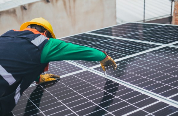 Atsinaujinančios energetikos naujienos: gaminantys vartotojai per birželį į tinklą sugeneravo beveik trečdalį šalies elektros poreikio