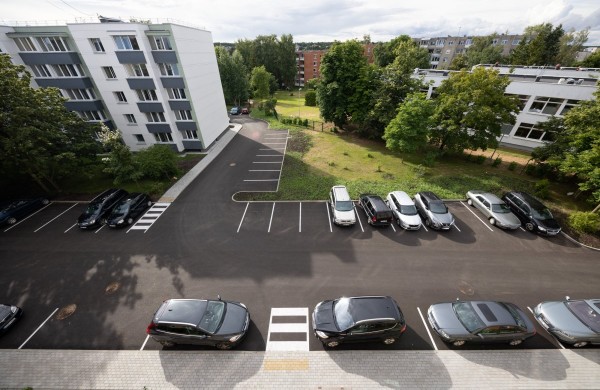 Parkavimo vietų prie daugiabučio vis trūksta? Gyventojai gali patys nuspręsti, kaip bus naudojamas kiemas