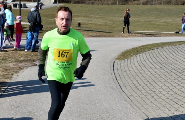 Aplink tvenkinius ratus suko ir ilgų nuotolių bėgikai