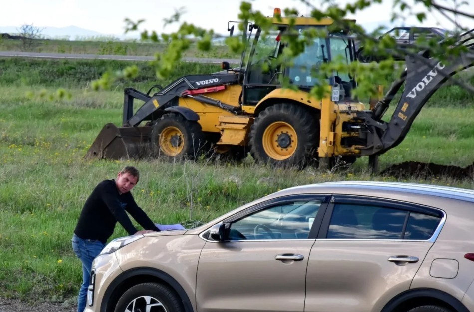 Pardavė butą ir nusipirko ekskavatorių: po metų kaimynas parodė sąsiuvinį — visi, kurie juokėsi, staiga nutilo
