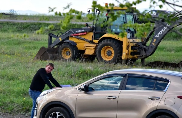 Pardavė butą ir nusipirko ekskavatorių: po metų kaimynas parodė sąsiuvinį — visi, kurie juokėsi, staiga nutilo