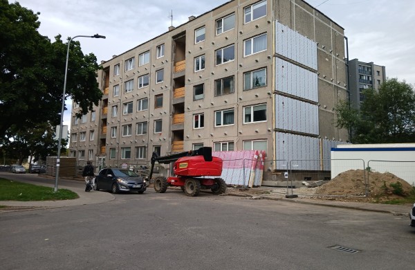 Pradėta pirmojo Lietuvoje daugiabučio skydinė renovacija: fasado šiltinimo darbus planuojama užbaigti per du mėnesius