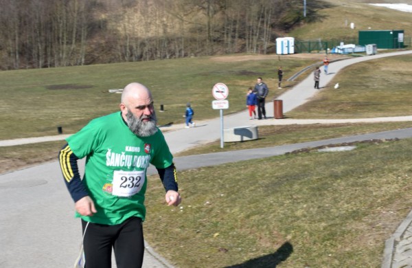 Aplink tvenkinius ratus suko ir ilgų nuotolių bėgikai