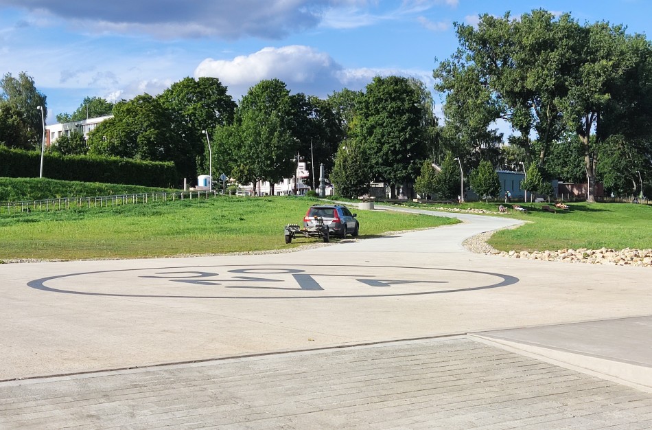 Skaitytojas užfiksavo vaizdą prie naujosios Jonavos prieplaukos: ar taip galima statyti automobilį?