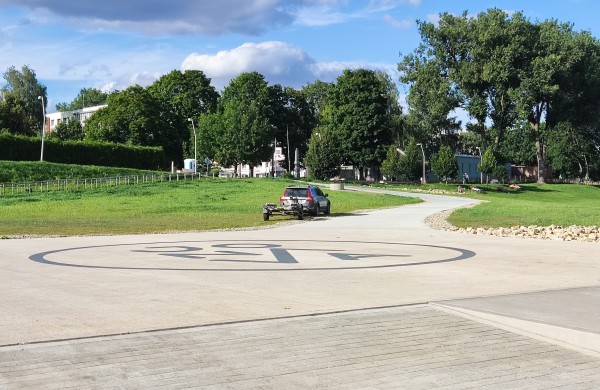 Skaitytojas užfiksavo vaizdą prie naujosios Jonavos prieplaukos: ar taip galima statyti automobilį?