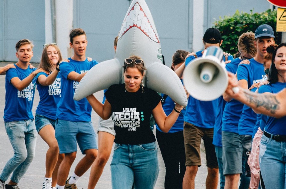 Lietuvos jaunimas kviečiamas dalyvauti nemokamoje tarptautinėje medijų stovykloje Latvijoje „Young Media Sharks“